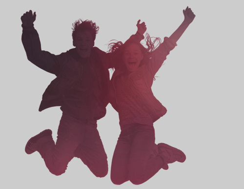 Silhouette de deux jeunes sautant de joie